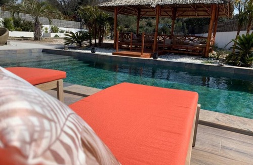 Peypin Bed & Breakfast | Tiny house with private terrace and heated pool access