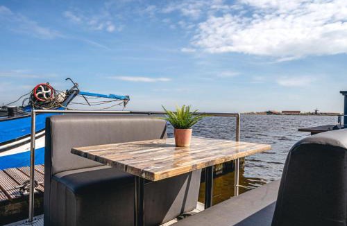 Uitgeest Ski Chalet | Tiny houseboat Uitgeest I