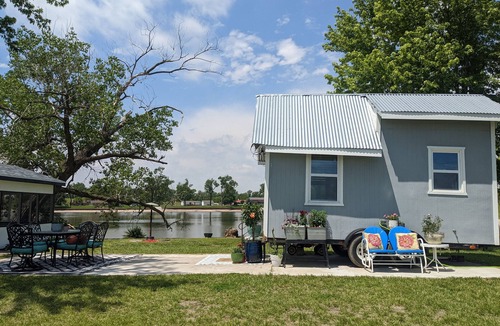 Plattsmouth Cabin | Tiny LAKE House! 10 Minutes from Omaha