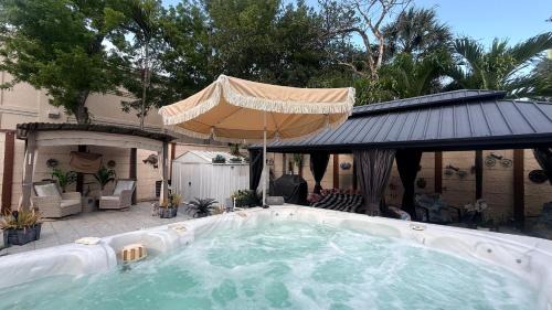 Flagami Bed & Breakfast | Tiny place w private hot jacuzzi 7 min to Miami international airport