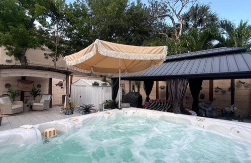 Flagami Bed & Breakfast | Tiny place w private hot jacuzzi 7 min to Miami international airport