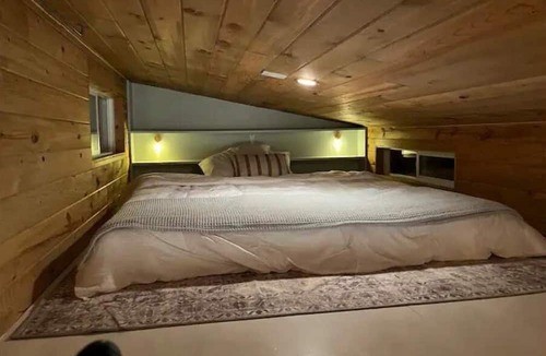 Cape Neddick House | Tinyhome in York, ME with hot tub + outdoor shower!
