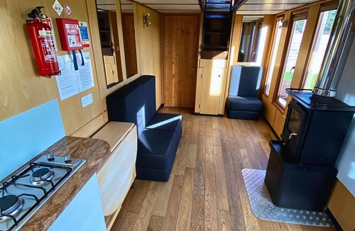 Maidwell Cabin | Tinywood Three, dog friendly with hot tub, sleeps up to eight people in Warwick