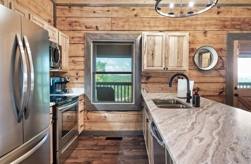 Sevierville Cabin | Tippy Canoe Cabin: Lake views & Hot Tub