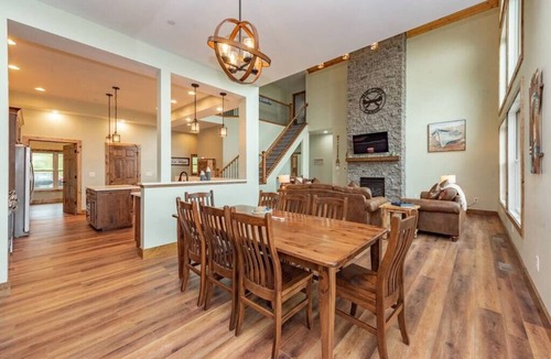 Waterfront Greens House | Tippy Canoe: Deep Creek Lake House w/Pool & Theater