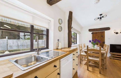Ryde Cottage | Tithe Barn, Little Upton Farm