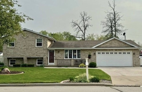 Ashwaubenon House | Titletown Gem: Steps to Lambeau, Heated Pool, Hot Tub & Entertainment HQ