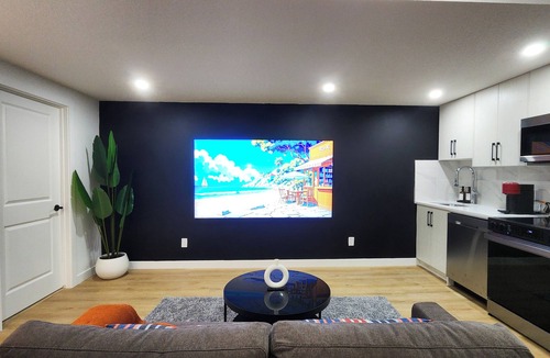 Southeast Calgary Apartment | TNC Stays Luxurious Modern Suite - 85inch TV, Private Entrance in Calgary South
