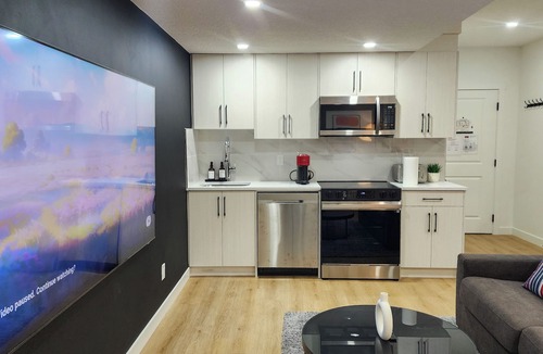 Southeast Calgary Apartment | TNC Stays Luxurious Modern Suite - 85inch TV, Private Entrance in Calgary South
