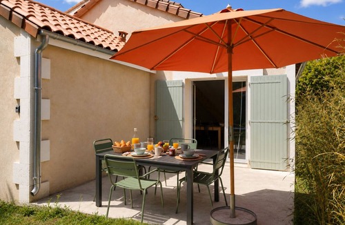 Chateauneuf-sur-Charente Cottage | To the sound of water on the stage right