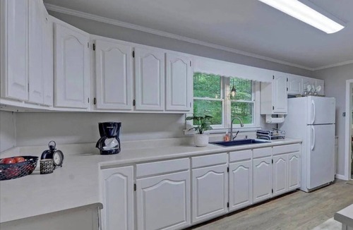 Suches Cabin | Toccoa-Currents Cabin - River Access - King Bed & Firepit - Large-Dog Friendly