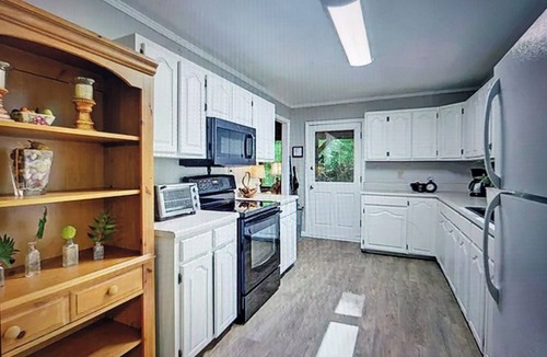 Suches Cabin | Toccoa-Currents Cabin - River Access - King Bed & Firepit - Large-Dog Friendly