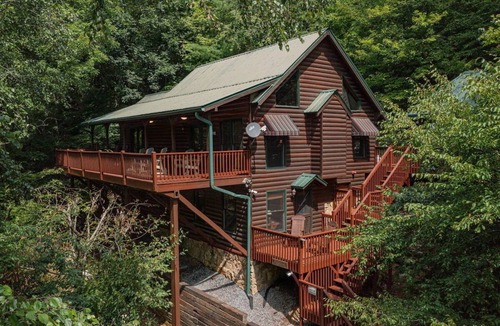 Mineral Bluff Cabin | Toccoa river Cabin with fishing, fire pit, hot tub & theater.