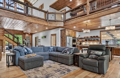 Mineral Bluff Cabin | Toccoa Riverfront * Flat Yard * Walk-In Fishing * Riverside Hot tub * River Deck