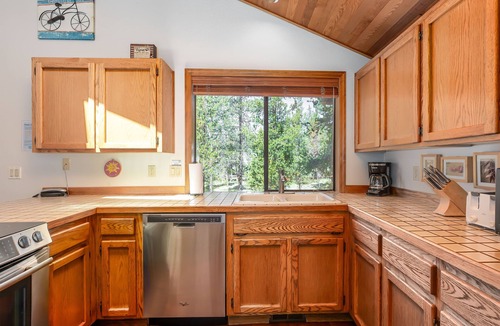 Sunriver House | TOKA32 - Light and Bright Home, Bikes, A/C, Large Deck, Quiet Sunriver Setting