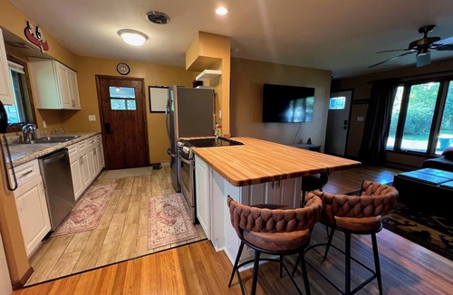 Kenwood House | Toledo Blue House-Spacious 5 bedroom, 2 living rooms & large outside area.