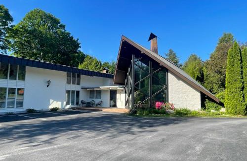 Manchester Center Hotel | Toll Road Inn