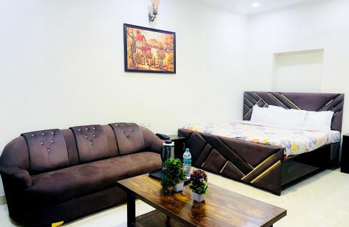 Jangpura Bed & Breakfast | Tom & Jerry In Jangpura