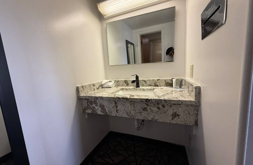 Riverton Hotel | Tomahawk Motor Lodge Riverton US-26