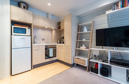 Newton Apartment | Toodle's Pristine inner-city nest with carpark