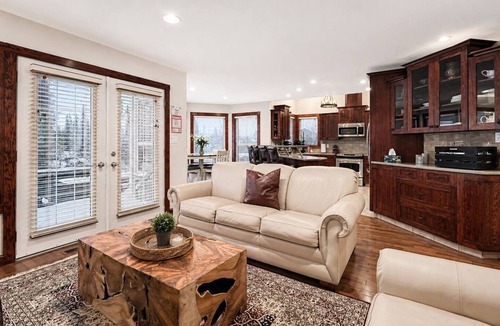 Revelstoke House | Top 1% - 4BR/E-Bikes/HotTub/Sauna/Massage Chairs