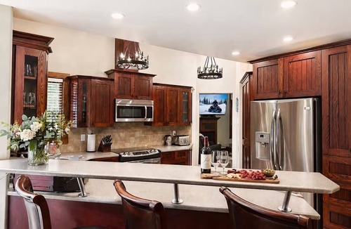 Revelstoke House | Top 1% - 4BR/E-Bikes/HotTub/Sauna/Massage Chairs