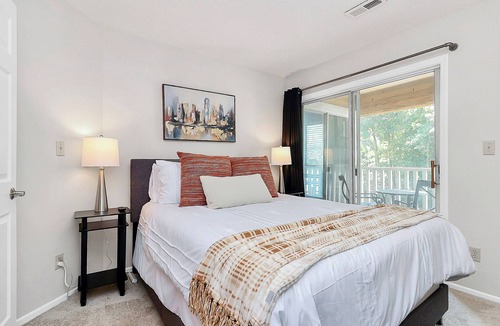 Charlotte Condo | Top Fl 2BR Modern Exec Condo Fast Wifi Near Hospitals Easy Parking