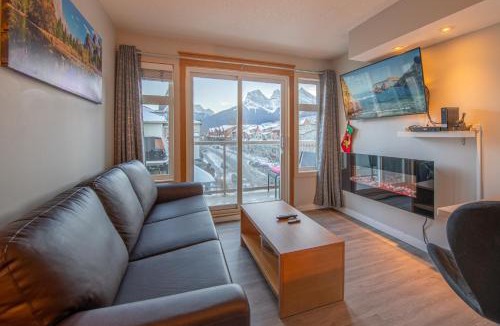 Canmore Apartment | Top Floor Condo - 2BR & AC with Mountain Views