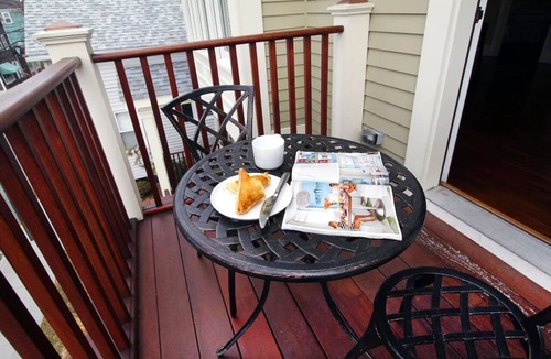 Yachting Village Condo | Top Floor Condo with Loft on Desired Thames Street