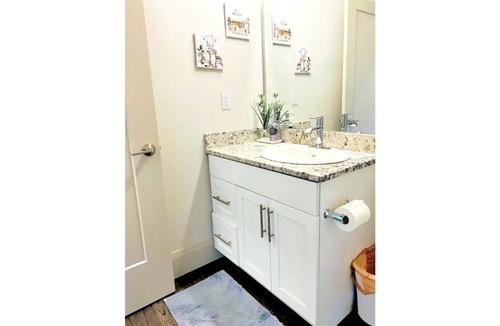 Clayton-Tamm Apartment | Top Floor King- Private Parking- Restaurants (504)