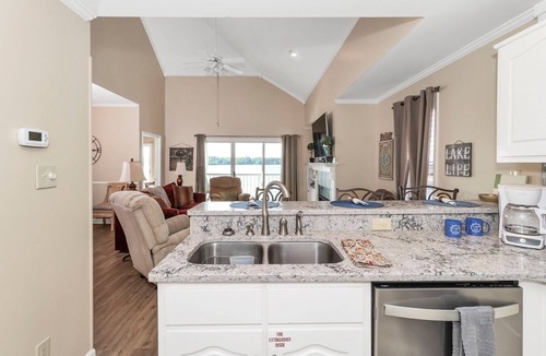 Dadeville Condo | Top-Floor Lakefront Condo – Heated Pool, Boat Dock & Sunset Views