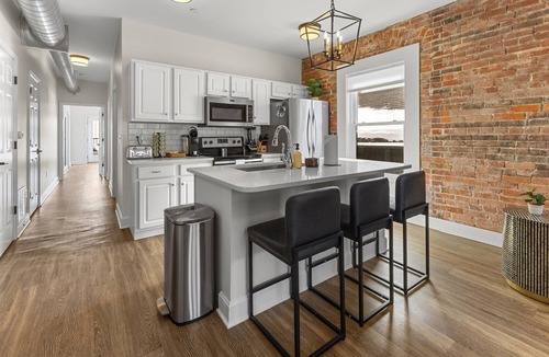 Lockerbie Square Apartment | Top Floor - Mass Ave in Heart of Indy with Balcony
