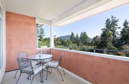 Vesuvius Condo | Top floor oceanview suite, 5 minute walk to beach!
