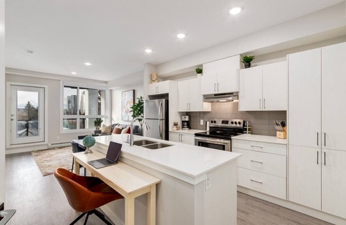 Shaganappi Apartment | Top Floor - Pet Friendly Apartment w/Free Underground Parking