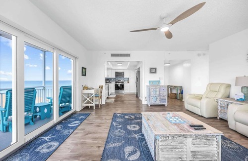 South Patrick Shores Condo | Top-floor retreat w/balcony & parking