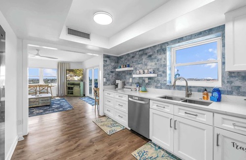 South Patrick Shores Condo | Top-floor retreat w/balcony & parking
