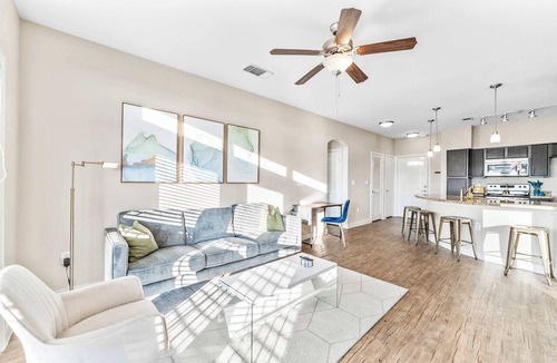 South Congress Apartment | Top Floor SoCo 2BR King Suite | 8 mins to Downtown