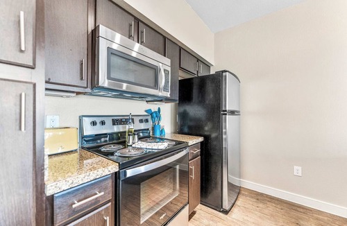 South Congress Apartment | Top Floor SoCo 2BR King Suite | 8 mins to Downtown
