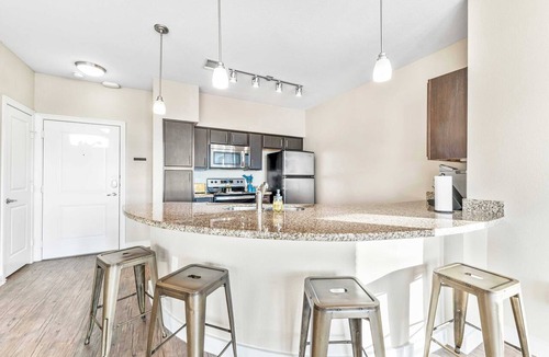 South Congress Apartment | Top Floor SoCo 2BR King Suite | 8 mins to Downtown