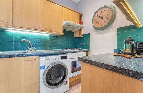 Merchiston Apartment | Top Floor Spacious King Size Apartment | City Views | Excellent Transport Links