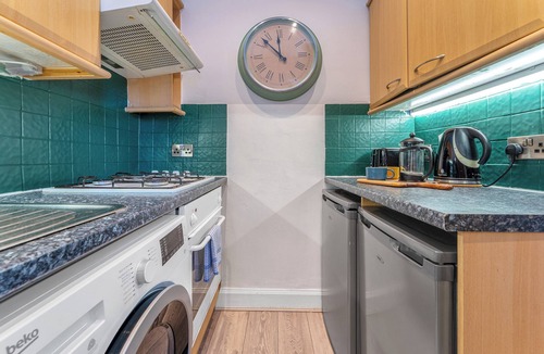 Merchiston Apartment | Top Floor Spacious King Size Apartment | City Views | Excellent Transport Links