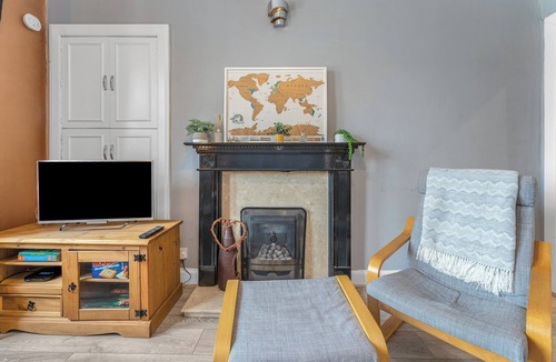 Merchiston Apartment | Top Floor Spacious King Size Apartment | City Views | Excellent Transport Links