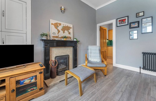 Merchiston Apartment | Top Floor Spacious King Size Apartment | City Views | Excellent Transport Links