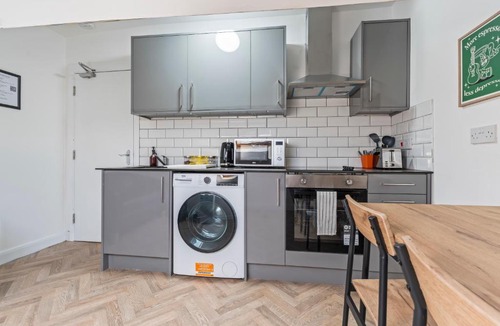 Ilkeston Apartment | Top Floor Studio Apartment E with Skylight & Fast WiFi in Ilkeston