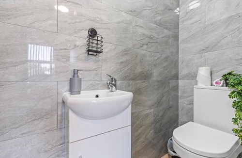 Ilkeston Apartment | Top Floor Studio Apartment E with Skylight & Fast WiFi in Ilkeston