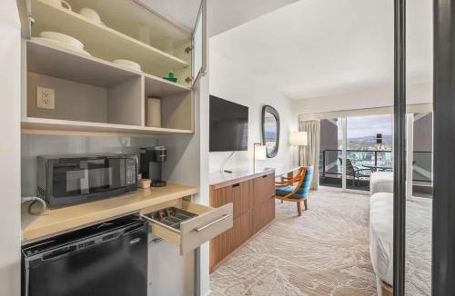 Ala Moana Apartment | Top Floor Studio with Balcony & Views 3528
