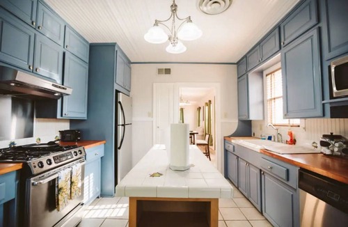 Monte Vista Apartment | Top Level duplex blocks from UIW/Trinity & Zoo