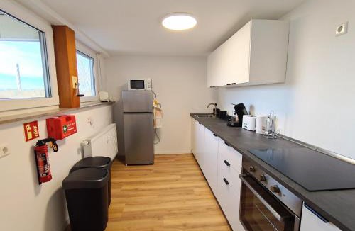 Rottweil Apartment | TOP Monteurwohnung mit Balkon, Einzelbetten, TV, WLAN, modern, voll ausgestattet, Parkplatz, Wäsche inklusive, in Rottweil - RW01