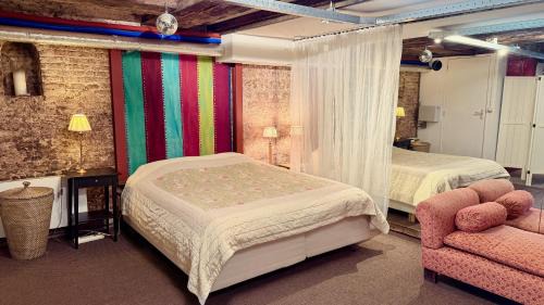 Nieuwmarkt en Lastage Bed & Breakfast | Top-notch space along canal in historic centre