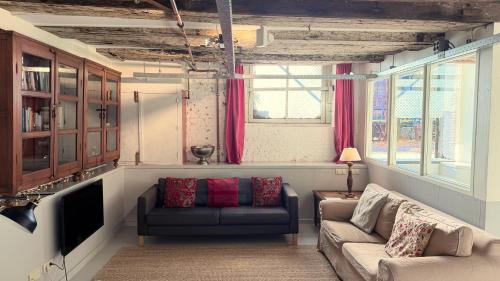 Nieuwmarkt en Lastage Bed & Breakfast | Top-notch space along canal in historic centre